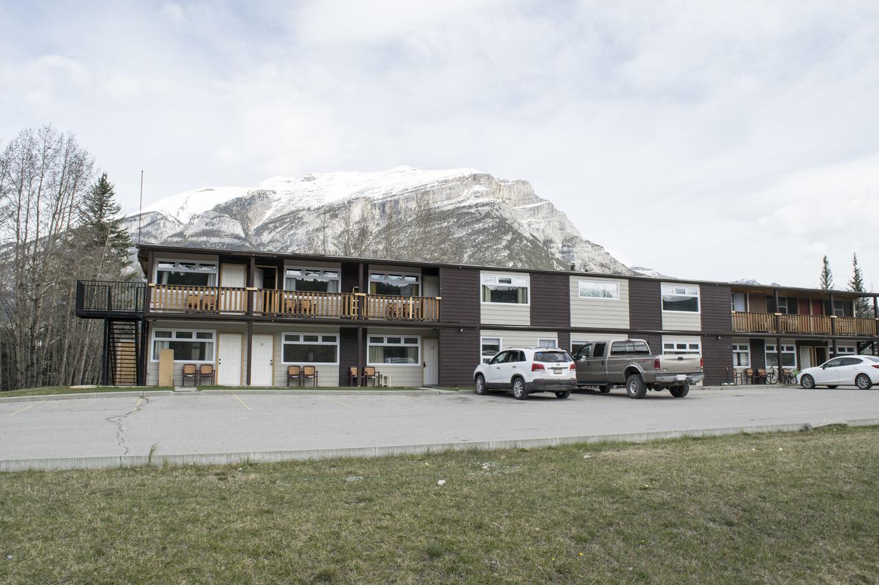 Yamnuska Suites Canmore Extérieur photo